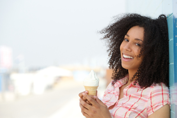 Jeune femme souriante avec crème glacée
  - Photo, image