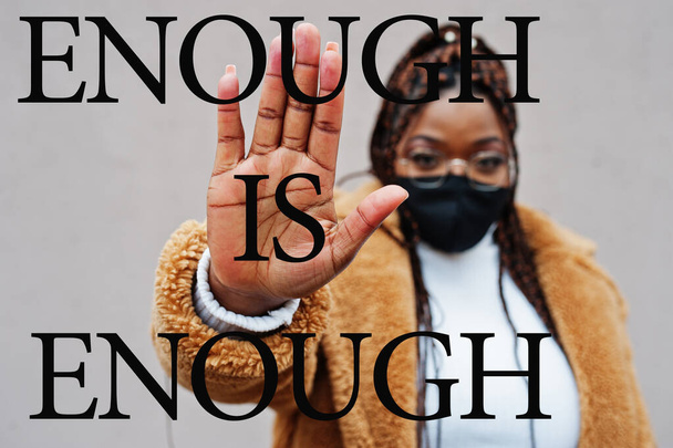 Assez, c'est assez. Femme afro-américaine, porter masque visage noir montrer stop signe de la main.  - Photo, image