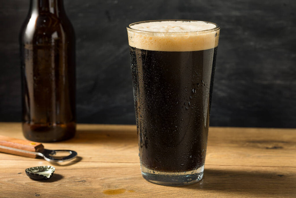 Refreshing Boozy Dark Stout Beer in a Pint Glass - Fotoğraf, Görsel