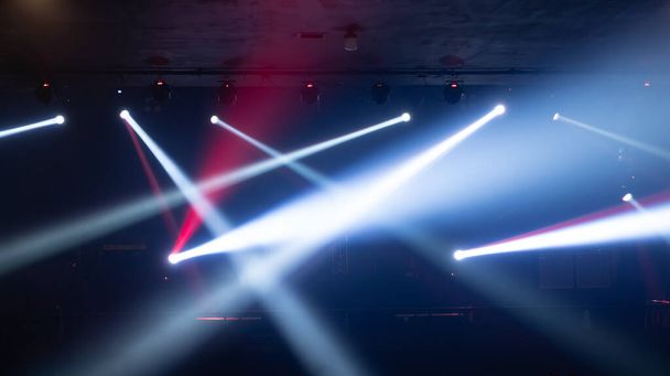 Leeg podiumconcert met kleurrijke belichting laserstraal spotlight show in disco pub club bar achtergrond voor party muziek dansen festival optreden. Uitgaansleven. Feestdag. - Foto, afbeelding
