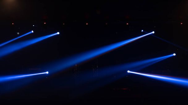 パーティー音楽ダンスフェスティバルのパフォーマンスのためのディスコパブクラブバーの背景にカラフルな照明レーザービームスポットライトショーと空のステージコンサート。エンターテイメントナイトライフ。お祝い事. - 写真・画像