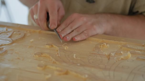 Mouvement lent : charpentier sculptant du bois avec ciseau au festival médiéval - gros plan - Séquence, vidéo