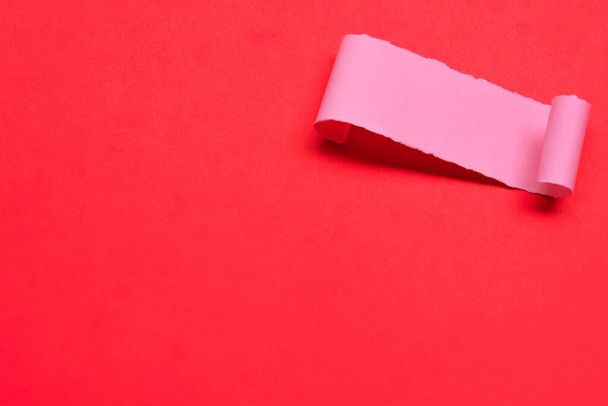 Σκισμένο χαρτί με φόντο κόκκινο χαρτί. Η ιδέα του Αγίου Βαλεντίνου. Κενό για χρήση κειμένου - Φωτογραφία, εικόνα