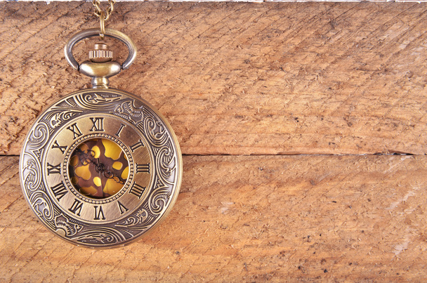 Orologio da tasca su sfondo di legno
 - Foto, immagini