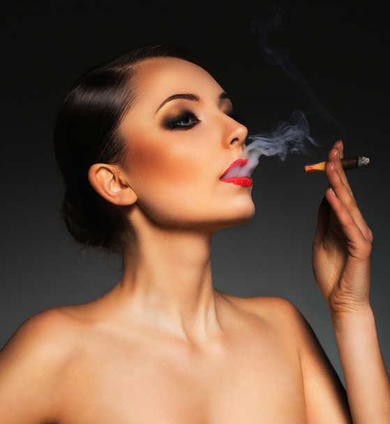 Portrait of a beautiful woman with cigar and with a glamorous re - Foto, Imagem
