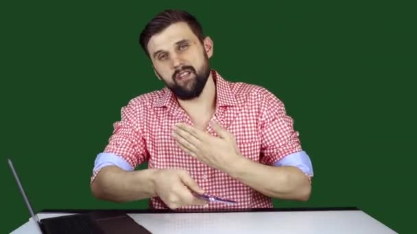 un blogueur technologique masculin sur le fond d'un chromakey - Séquence, vidéo