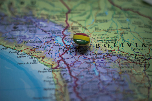 Η Λα Παζ καρφώθηκε σε χάρτη με τη σημαία της Βολιβίας. - Φωτογραφία, εικόνα