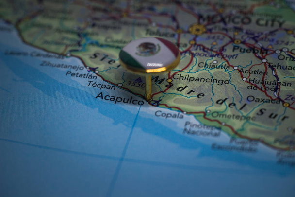 Acapulco przypięty na mapie z flagą Meksyku - Zdjęcie, obraz
