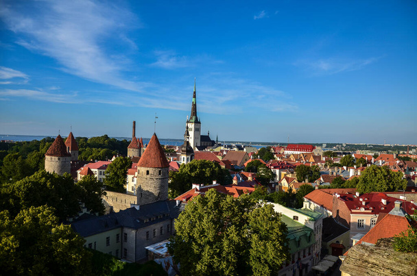 晴れた日に中世の旧市街、聖オラフ・バプテスト教会とタリン市壁を持つ空中都市、タリン、エストニア - 写真・画像