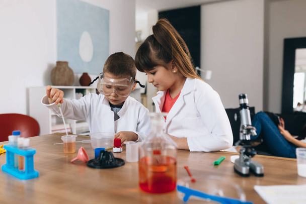 children do chemical experiments at home - 写真・画像