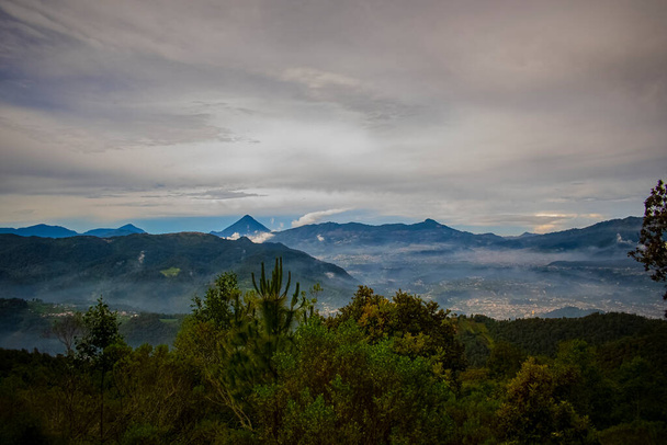 lever de soleil à couper le souffle et vue au sommet de la montagne sibilia et paysage volcanique - Photo, image