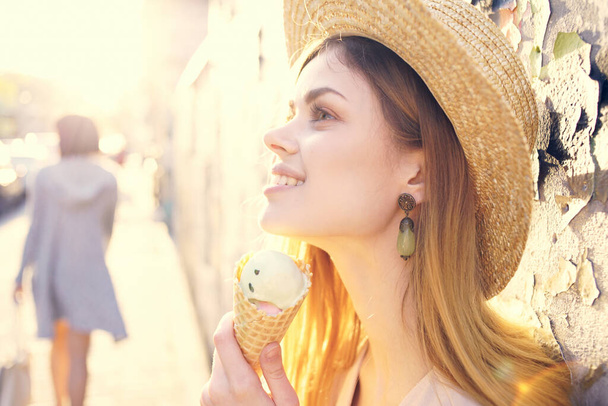женщина с мороженым в руках ходит по городу солнечный день - Фото, изображение