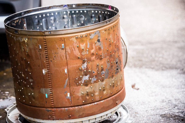 Le réservoir de lavage intérieur est en acier inoxydable, avec la saleté de l'utilisation, brun dans le réservoir environnant. Concept de soins de santé de l'entretien des appareils ménagers. - Photo, image