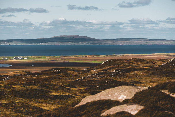 Islay Adası 'nın kayalık kıyıları ve vadilerin panoramik manzarası. Inner Hebrides, İskoçya, İngiltere. Idyllic manzara. Seyahat yerleri, ulusal dönüm noktası, eğlence, çevresel koruma - Fotoğraf, Görsel