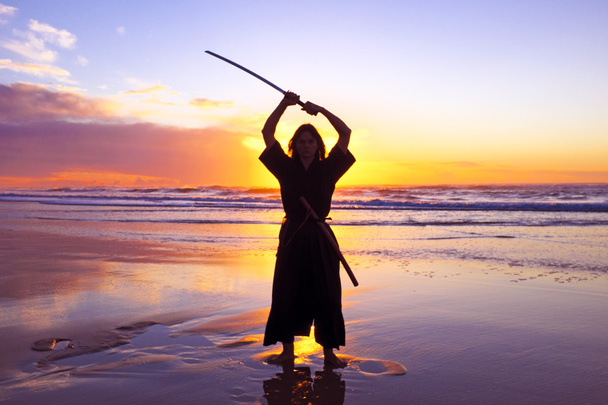 日没時の日本の sword(katana) と若い侍の女性、 - 写真・画像