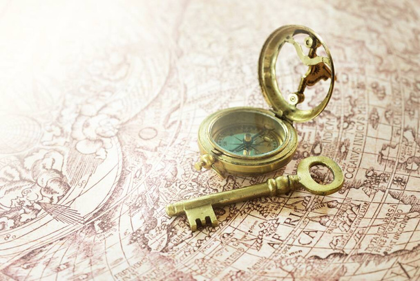 Retro stylový zlatý starožitný kompas (sluneční) a stará bílá námořní mapa zblízka. Ročník zátiší. Plachetnice. Cestování, navigační koncepce, sběr, suvenýr, dárek, grafický zdroj - Fotografie, Obrázek