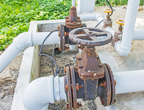 oude roestige industriële leidingwater pijp en ventiel - Foto, afbeelding