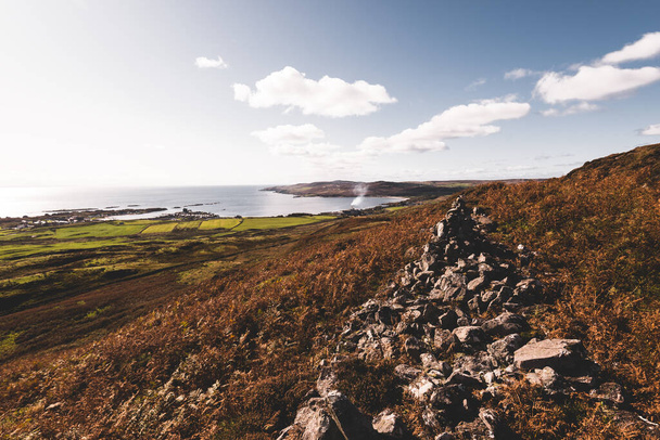 Panoramiczny widok na doliny wzgórza i skaliste brzegi wyspy Islay. Wewnętrzne Hebrydy, Szkocja, Wielka Brytania. Idylliczny krajobraz. Cele podróży, narodowy punkt orientacyjny, rekreacja, ochrona środowiska - Zdjęcie, obraz