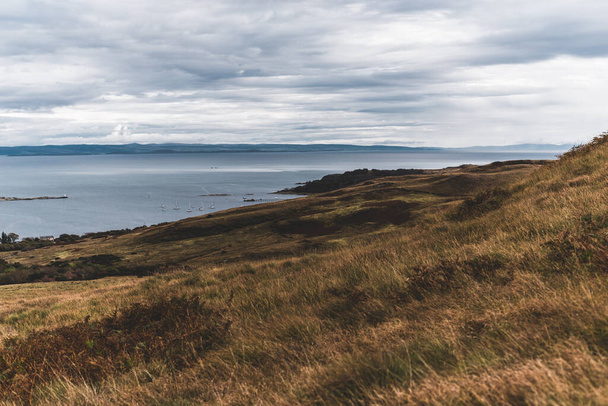 Panorama-Luftaufnahme der Ufer, Berge und Täler der Insel Jura. Yachten, die vor Anker liegen. in der Nähe der Paps of Jura, Innere Hebriden, Schottland, Großbritannien. Reiseziele, Tourismus, Segeln - Foto, Bild