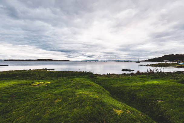 Panoramablick auf die Ufer, Hügel und Täler der Insel Jura. Bewölkter blauer Himmel. Stürmisches Wetter. Landkarten von Jura, Innere Hebriden, Schottland, Großbritannien. Reiseziele, Ökotourismus, nationale Sehenswürdigkeiten - Foto, Bild