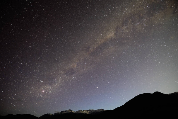Cielo estrellado con vía lechosa a través del marco y mointains en el fondo oscuro en Argentina Patagonia América del Sur - Foto, imagen