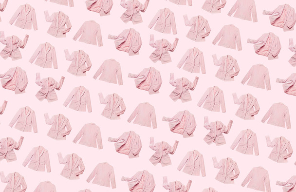 Μοτίβο από γυναίκες μοντέρνα φέρουν ροζ σακάκι απομονώνονται σε ανοιχτό ροζ φόντο. Γυναικεία μόδα, κομψό μπουφάν. Δημιουργική ιδέα ένδυσης Άνοιξη. Συλλογή από διάφορα σχήματα σακάκι. - Φωτογραφία, εικόνα