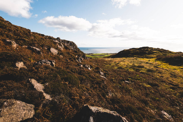 Панорамний вид на пагорби долин і скелясті береги острова Айл. Внутрішній Гебрид, Шотландія, Велика Британія. Ідилічний ландшафт. Подорожні пункти, національна пам "ятка, відпочинок, охорона довкілля. - Фото, зображення