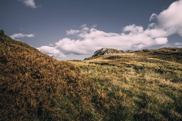 Panoramablick auf die Täler Hügel und felsigen Küsten der Insel Islay. Innere Hebriden, Schottland, Großbritannien. Idyllische Landschaft. Reiseziele, nationale Sehenswürdigkeiten, Erholung, Umweltschutz - Foto, Bild
