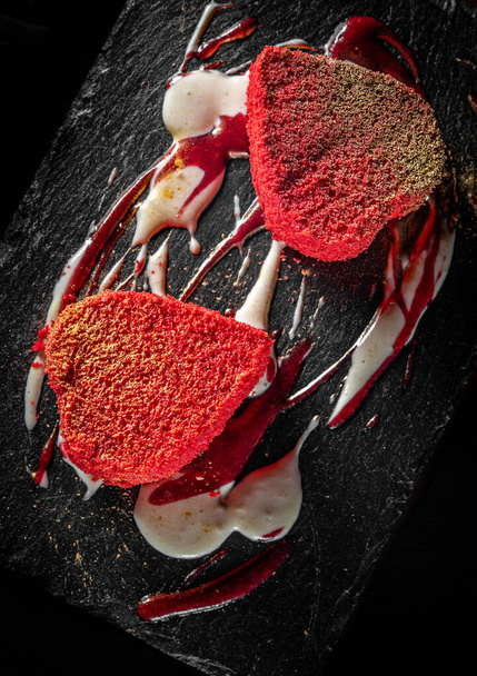 heart shaped red velvet cake on dark background - Foto, afbeelding