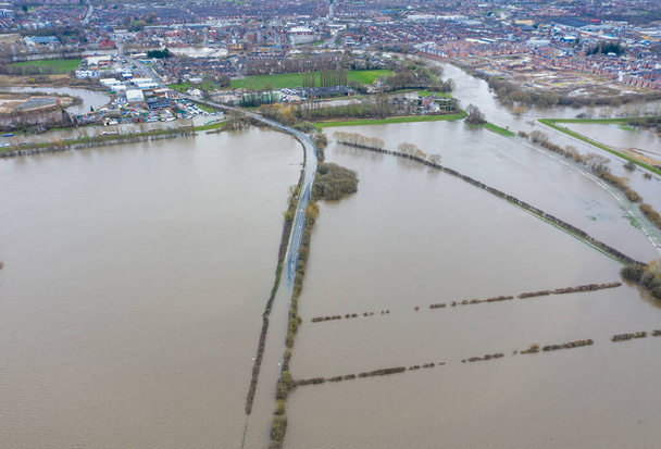 Photo aérienne de drone de la ville d'Allerton Bywater près de Castleford dans le Yorkshire de l'Ouest de Leeds montrant les champs inondés et la maison de ferme de la rivière Aire lors d'une grande inondation après une tempête. - Photo, image