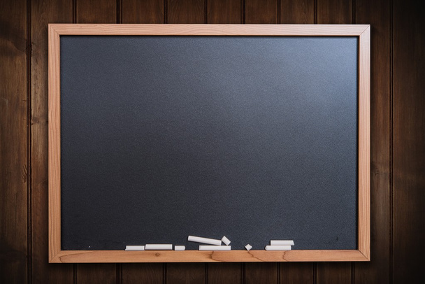 Blackboard op houten muur - Foto, afbeelding