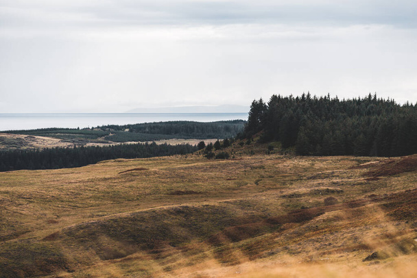 Panoraamanäkymät Jura saaren rannoille, vuorille ja laaksoihin. Pilvinen sininen taivas. Myrskyinen sää. Paps of Jura, Inner Hebrides, Skotlanti, Yhdistynyt kuningaskunta. Matkailukohteet, matkailu, kansalliset maamerkit - Valokuva, kuva