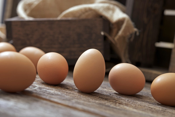 biologische eieren op hout - Foto, afbeelding
