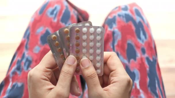 vrouwen hand golding anticonceptie pillen close-up  - Video