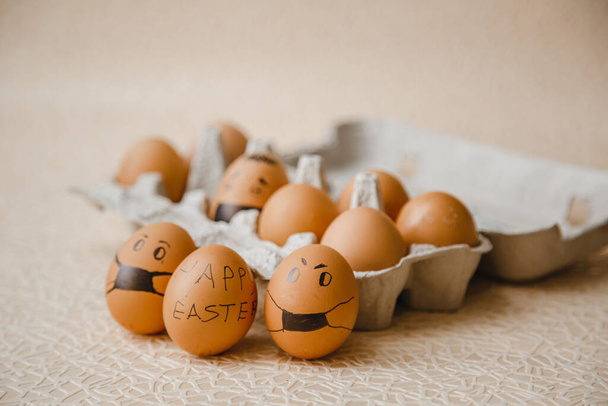 Hnědá 10 kuřecích vajec namalované masky z koronaviru. - Fotografie, Obrázek