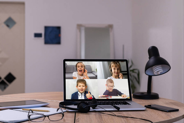 kannettava tietokone videoneuvottelu lapset luokkatoverit seisoo pöydällä - Valokuva, kuva