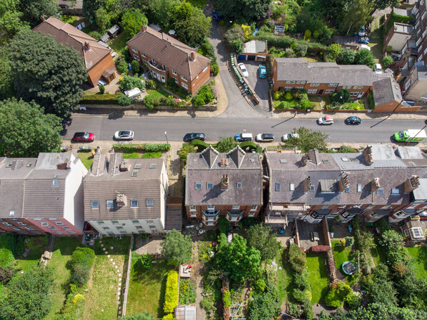 Fotografia aérea com vista para a área de Leeds conhecida como Headingley em West Yorkshire Reino Unido, mostrando uma típica propriedade de mangueira britânica com campos e estradas tomadas com um drone em um dia ensolarado - Foto, Imagem