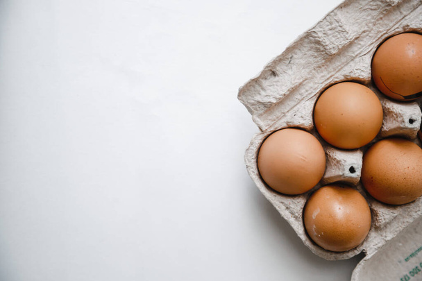 Otevřete tác s 10 hnědými kuřecími vejci. Vaření velikonoční ingredience. - Fotografie, Obrázek