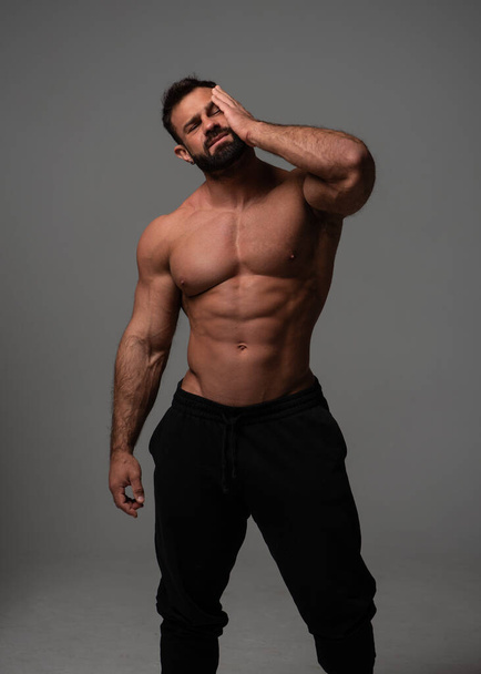 Fitness male model in studio - Foto, afbeelding