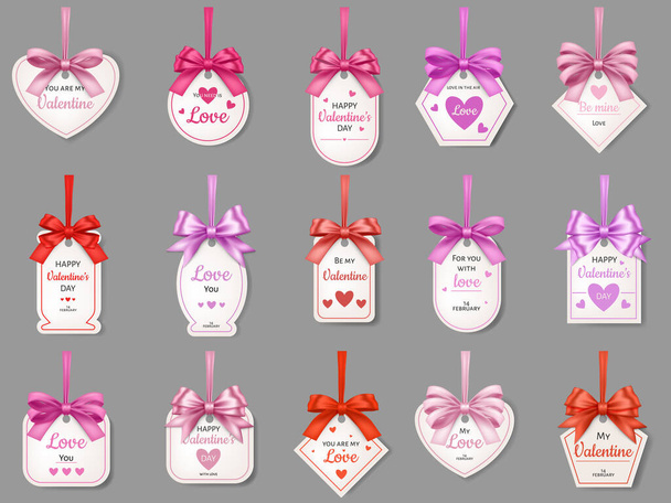 Etiquetas de regalo con corazones y cintas. Las etiquetas brillantes y los corazones en el encaje para las felicitaciones. Día de San Valentín para mensajes de amor - Foto, Imagen