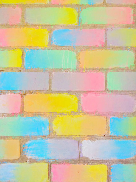 Mur de briques peint à la craie colorée. Dénivelé. Contexte. - Photo, image