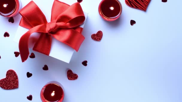 Dia dos Namorados coração, caixa de presente romântico, vela de amor vermelho no fundo branco. Sainte Valentine, dia das mães, cartões de aniversário, convite, conceito de celebração - Filmagem, Vídeo