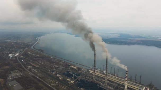 Αεροφωτογραφία του σταθμού παραγωγής ηλεκτρικής ενέργειας άνθρακα υψηλής σωλήνες με μαύρο καπνό κινείται προς τα επάνω ρυπογόνα ατμόσφαιρα. - Πλάνα, βίντεο