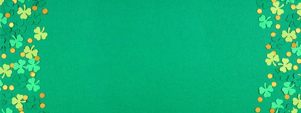 St Patricks Day zielone tło z shamrock i złote konfetti monety podwójnej granicy. Widok z góry baner z miejsca kopiowania. - Zdjęcie, obraz