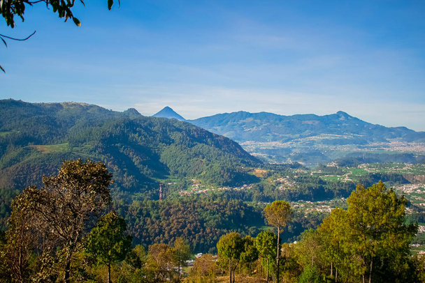 Dağları ve ormanları olan güzel vadi manzarası - Fotoğraf, Görsel