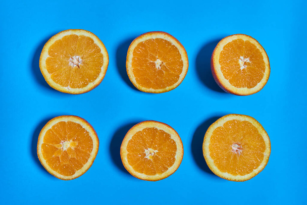 Mavi arka planda portakal dilimleri. CITRUS CITRIC - Fotoğraf, Görsel