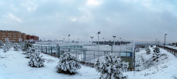 Ar=del Rey, Madrid; Espanha. 7 de janeiro de 2021. Panorâmica do Centro Esportivo Alberto Herreros em Aranabol del Rey coberta de neve, durante a neve - Foto, Imagem