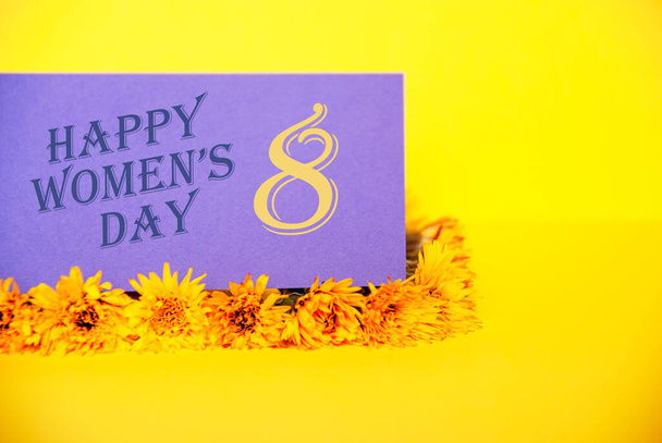 Παγκόσμια Ημέρα της Γυναίκας. Μια ευχετήρια κάρτα με μια ευχή για μια ευτυχισμένη ημέρα της γυναίκας στις 8 Μαρτίου. - Φωτογραφία, εικόνα