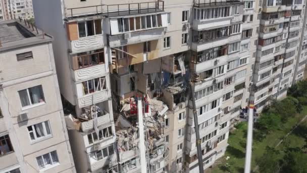 Földrengés pusztította el az élő házat. Mentési művelet. - Felvétel, videó