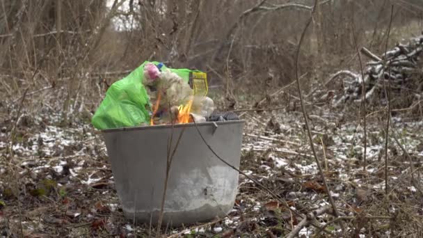  Gran tanque de metal en el que los residuos plásticos queman y envenenan el medio ambiente - Metraje, vídeo